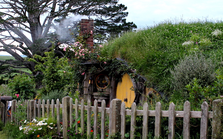 土の中のホビットハウス Part I 映画 ロード オブ ザ リング に登場したホビット族の家 ワイカト地方マタマタ ニュージーランド ワクワク賃貸