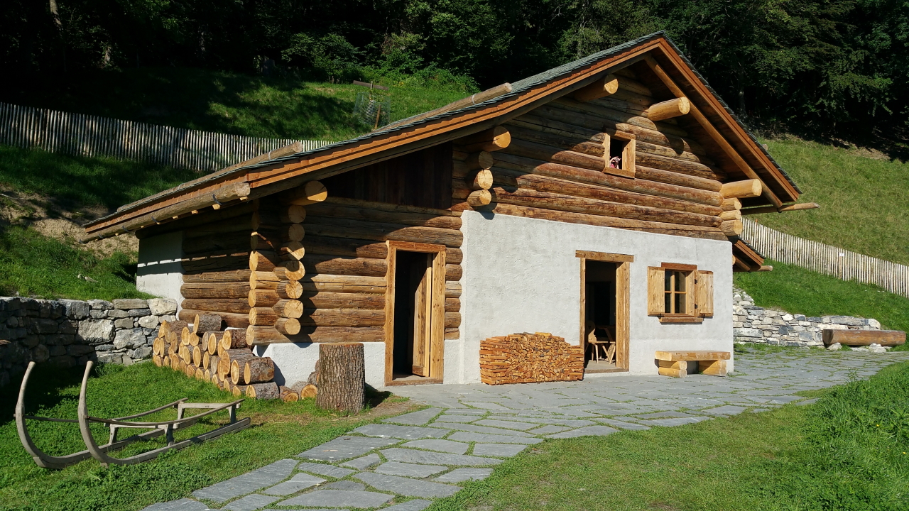 あの干し草のベッドも再現！ アルプスの山並みに抱かれた＜ハイジの家と山小屋＞〜マイエンフェルト（スイス）〜 -  楽しいコンセプトのある賃貸住宅を紹介するウェブマガジン｜ワクワク賃貸®︎